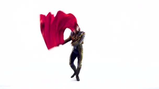 Beau toreador en costume noir avec tissu rouge isolé sur fond de studio blanc .