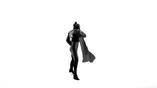 Silhouette Bailando hombre usando un disfraz de toreador. Aislado sobre fondo blanco en longitud completa . — Vídeos de Stock