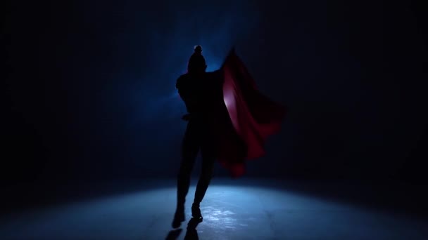Torero en costume bleu et or ou silhouette typiquement torero espagnol sur fond bleu de fumée — Video
