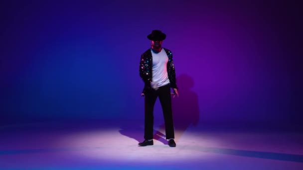 Tarz sahibi genç adam Michael Jackson, mavi arka planda spot ışıkları. — Stok video