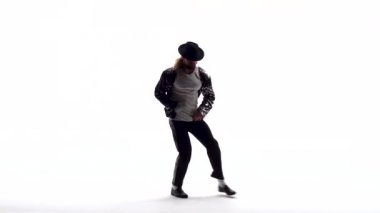 Genç ve şık genç, Michael Jackson gibi dans figürleri sergiliyor. Beyaz arkaplan üzerinde izole edilmiş.