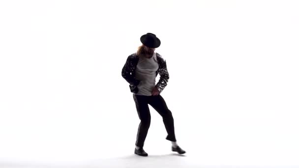 Молодой стильный подросток показывает танцевальные движения, как Майкл Джексон. Изолированный на белом фоне . — стоковое видео