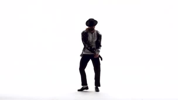 A fiatal, stílusos tinédzser úgy táncol, mint Michael Jackson. Elszigetelt fehér háttér felett. — Stock videók