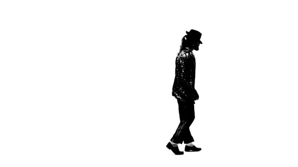 Silhouet van een jonge man danser dansen in stijl Michael Jackson op witte achtergrond. — Stockvideo