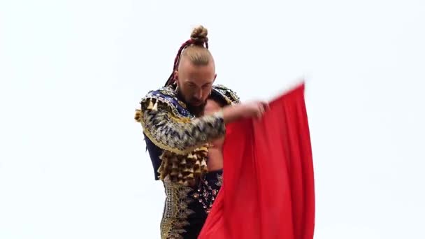 Torero im blau-goldenen Anzug oder typisch spanischer Stierkämpfer isoliert über weißem Studiohintergrund. Nahaufnahme, Zeitlupe. — Stockvideo