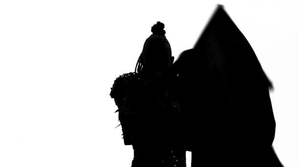 Silhouette Bailando hombre usando un disfraz de toreador. Aislado sobre fondo blanco en toda su longitud. Primer plano, cámara lenta . — Vídeo de stock