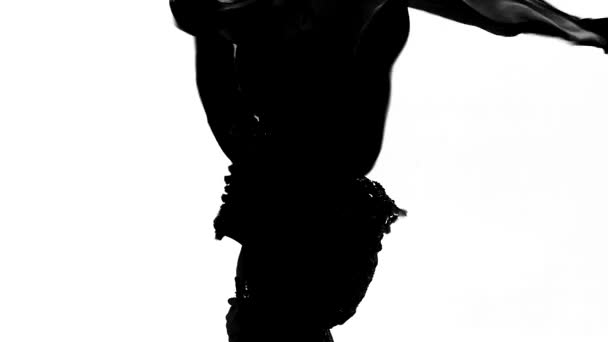 Silhouette Bailando hombre usando un disfraz de toreador. Aislado sobre fondo blanco en toda su longitud. Primer plano, cámara lenta . — Vídeo de stock