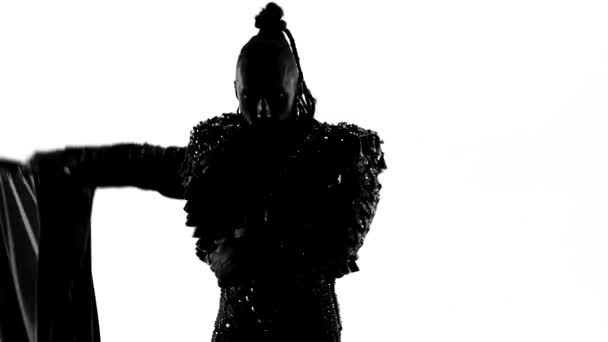 Silhouet Dancing man draagt een toreador kostuum. Geïsoleerd op witte achtergrond in volle lengte. Close up, slow motion. — Stockvideo