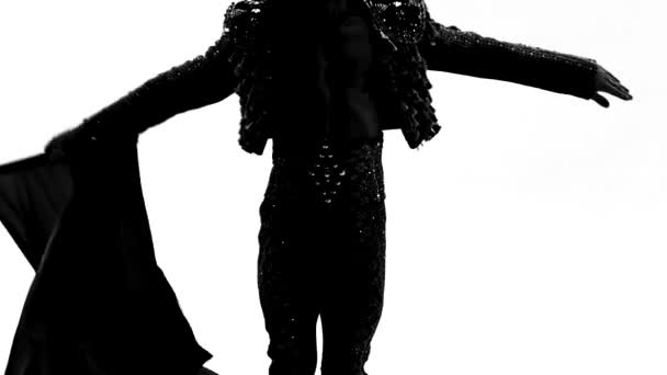 Silhouet Dancing man draagt een toreador kostuum. Geïsoleerd op witte achtergrond in volle lengte. Close up, slow motion. — Stockvideo