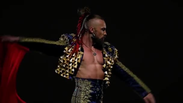 Torero em terno azul e dourado ou holofotes típicos toureiro espanhol isolado em um fundo preto. Fecha, câmara lenta. . — Vídeo de Stock