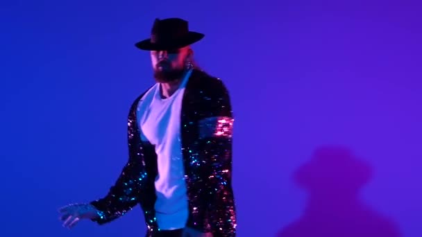 Jeune homme élégant dansant dans le style Michael Jackson, projecteur sur un fond bleu. Gros plan, au ralenti . — Video