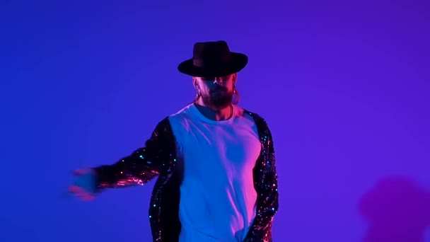 Jeune homme élégant dansant dans le style Michael Jackson, projecteur sur un fond bleu. Gros plan, au ralenti . — Video
