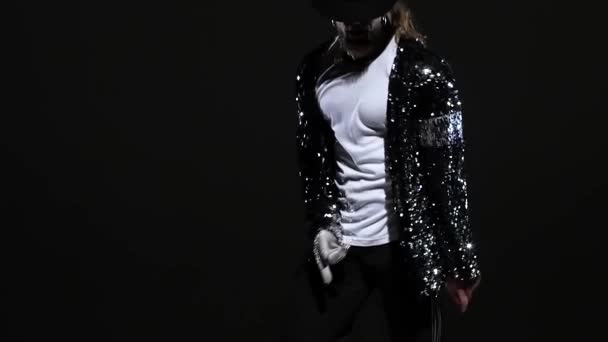 Fiatal, stílusos férfi stílusban táncol Michael Jackson, reflektorfényben a fekete háttér. Bezárás, lassított felvétel.. — Stock videók