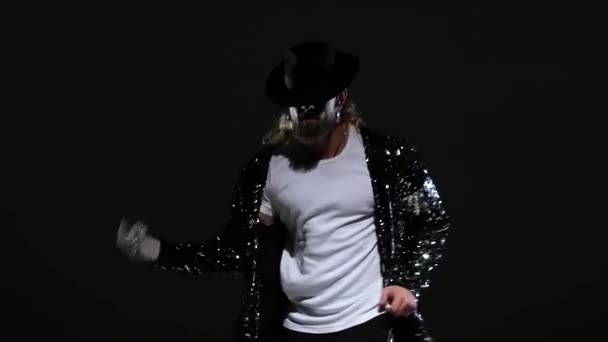 Jeune homme élégant dansant dans le style Michael Jackson, projecteur sur un fond noir. Gros plan, au ralenti . — Video