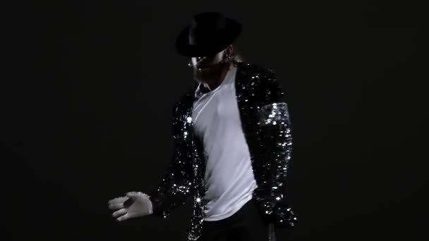 Tarz sahibi genç adam Michael Jackson, siyah arka planda spot ışıkları. Yaklaşın, ağır çekim.. — Stok video