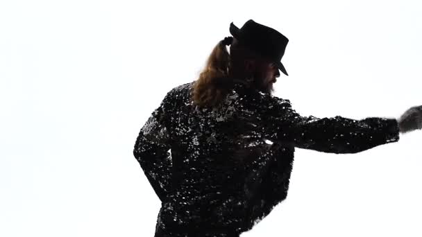Giovane adolescente elegante sta mostrando mosse di danza come Michael Jackson. Isolato su sfondo bianco. Chiudi, rallenta. . — Video Stock