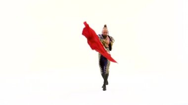 Mavi ve altın takım elbiseli Torero ya da beyaz stüdyo arka planında izole edilmiş tipik İspanyol boğa güreşçisi. Yaklaşın, ağır çekim..