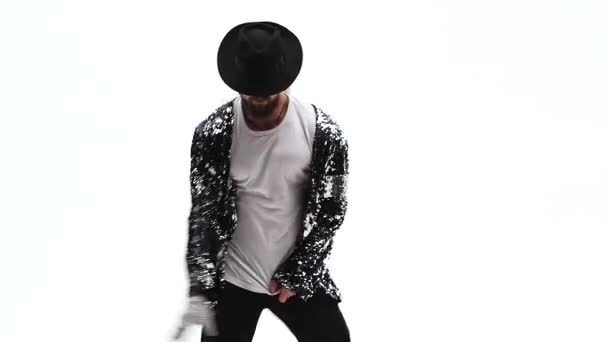 Jovem adolescente elegante está mostrando movimentos de dança como Michael Jackson. Isolado sobre fundo branco. Fecha, câmara lenta. . — Vídeo de Stock