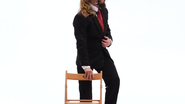 戴黑帽子的优雅男子正在跳色情舞. 他用一把椅子和一支香烟。 白色背景。 靠近点，慢动作. — 图库视频影像