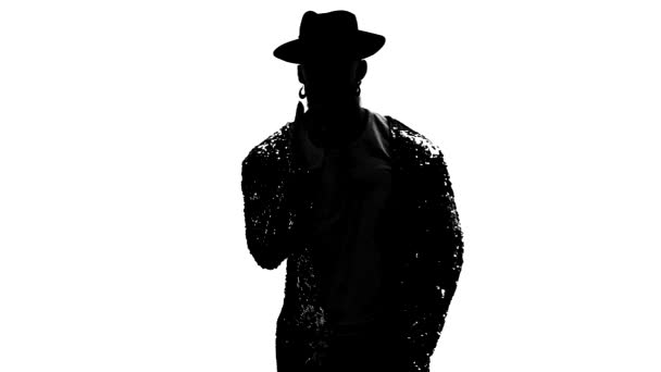Silhouette egy fiatal férfi táncos tánc stílusban Michael Jackson fehér háttérrel. Bezárás, lassított felvétel.. — Stock videók