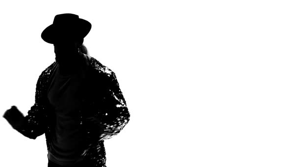 Silhuett av en ung man dansare dansar med stil Michael Jackson på vit bakgrund. Närbild, slow motion. — Stockvideo