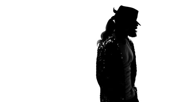 Silhouette egy fiatal férfi táncos tánc stílusban Michael Jackson fehér háttérrel. Bezárás, lassított felvétel.. — Stock videók