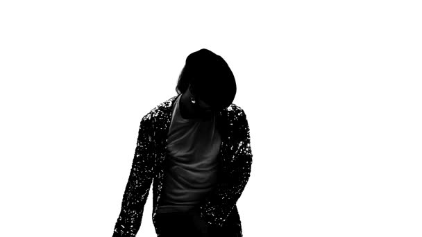 Η σιλουέτα ενός νεαρού χορευτή που χορεύει με στυλ Μάικλ Τζάκσον σε λευκό φόντο. Κλείσιμο, αργή κίνηση. — Αρχείο Βίντεο