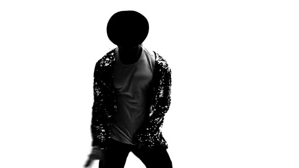 年轻男子舞蹈家迈克尔 · 杰克逊在白人背景下跳舞风格的轮廓。 靠近点，慢动作. — 图库视频影像