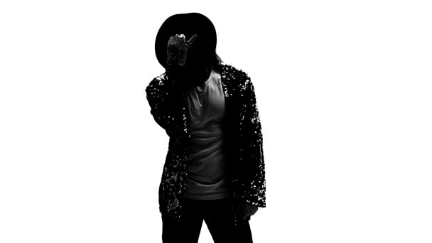 Sylwetka młodego tancerza tańczącego w stylu Michaela Jacksona na białym tle. Zamknij się, zwolnij.. — Wideo stockowe