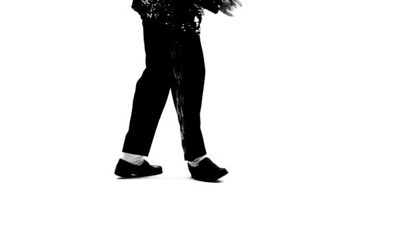 Silhouet van een jonge man danseres dansend in stijl Michael Jackson op witte achtergrond. Sluiten van de benen, slow motion. — Stockvideo