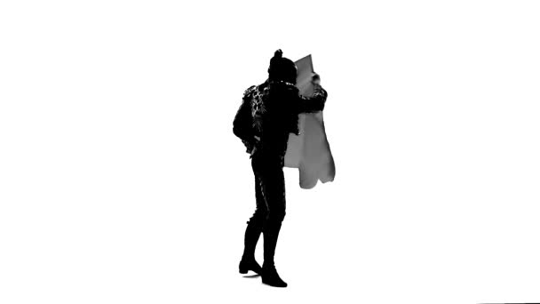 Силуэт Танцующий человек в костюме тореадора. Изолированный на белом фоне в полный рост. Закройте, замедленная съемка . — стоковое видео