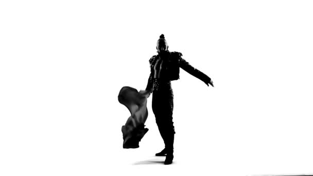 Silueta Tančící muž v kostýmu toreadora. Izolováno na bílém pozadí v celé délce. Zavřít, zpomalit.. — Stock video