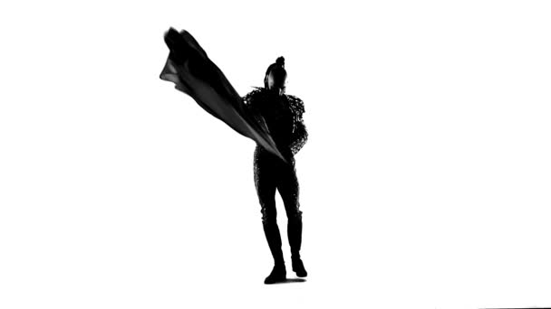 Ο χορευτής σιλουέτα φοράει στολή ταυρομάχου. Απομονωμένο σε λευκό φόντο σε πλήρες μήκος. Κλείσιμο, αργή κίνηση. — Αρχείο Βίντεο