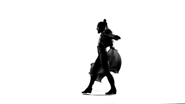 Silhouette tanzender Mann im Toreador-Kostüm. isoliert auf weißem Hintergrund in voller Länge. Nahaufnahme, Zeitlupe. — Stockvideo