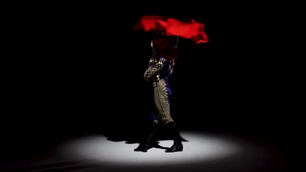 Torero in blauw en goud pak of typische Spaanse stierenvechter geïsoleerde schijnwerpers op een zwarte achtergrond. Close up, slow motion. — Stockvideo