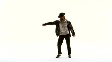 Genç ve şık genç, Michael Jackson gibi dans figürleri sergiliyor. Beyaz arka planda izole edilmiş. Yaklaşın, ağır çekim..