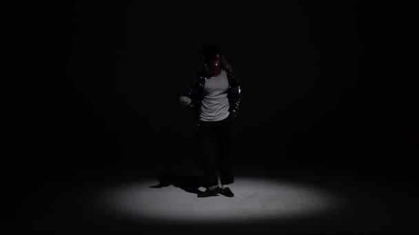 Mladý stylový muž tančící stylově Michael Jackson, reflektor na černém pozadí. Zavřít, zpomalit.. — Stock video