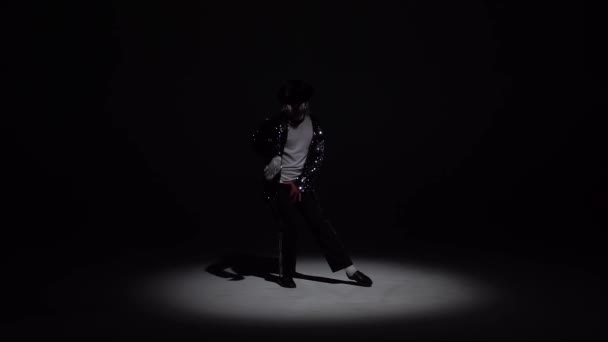 Mladý stylový muž tančící stylově Michael Jackson, reflektor na černém pozadí. Zavřít, zpomalit.. — Stock video