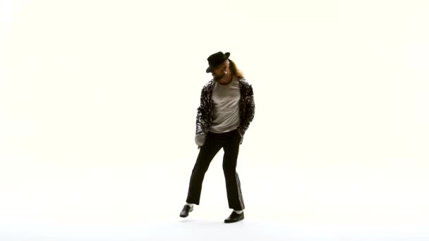 Jonge stijlvolle tiener toont danspasjes zoals Michael Jackson. Geïsoleerd over witte achtergrond. Close up, slow motion. — Stockvideo