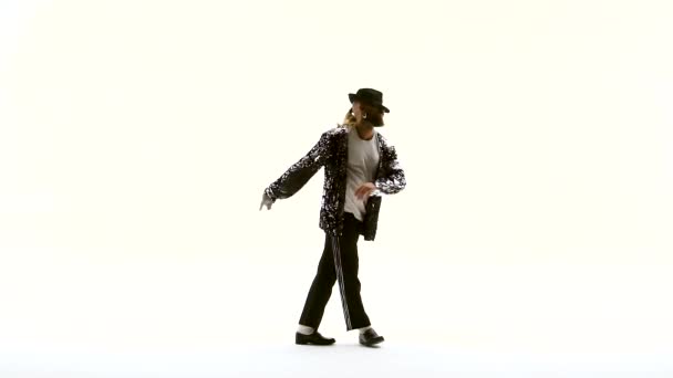 Mladý stylový teenager předvádí taneční pohyby jako Michael Jackson. Izolované na bílém pozadí. Zavřít, zpomalit..