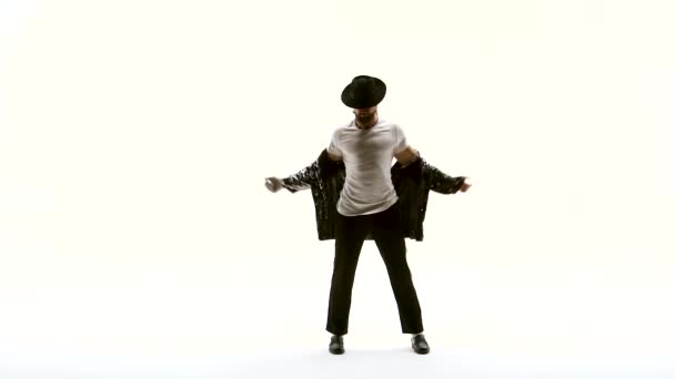 Νέος κομψός έφηβος δείχνει χορευτικές κινήσεις όπως ο Μάικλ Τζάκσον. Απομονωμένο σε λευκό φόντο. Κλείσιμο, αργή κίνηση. — Αρχείο Βίντεο