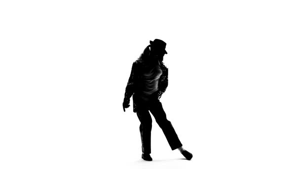 Силуэт молодого человека, танцующего в стиле Майкла Джексона на белом фоне. Закройте, замедленная съемка . — стоковое видео