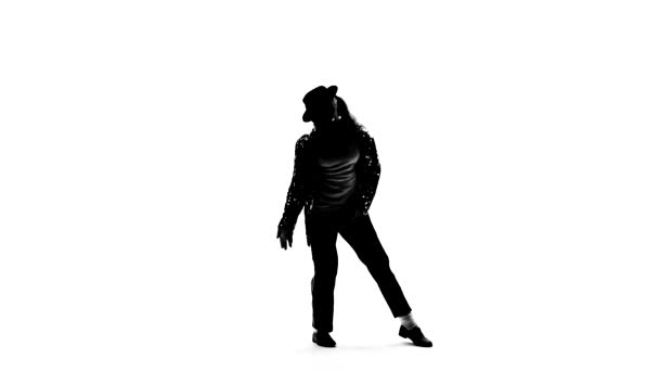 Η σιλουέτα ενός νεαρού χορευτή που χορεύει με στυλ Μάικλ Τζάκσον σε λευκό φόντο. Κλείσιμο, αργή κίνηση. — Αρχείο Βίντεο