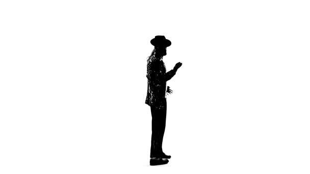 Silhouet van een jonge man danseres dansend in stijl Michael Jackson op witte achtergrond. Close up, slow motion. — Stockvideo