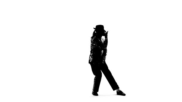Силуэт молодого человека, танцующего в стиле Майкла Джексона на белом фоне. Закройте, замедленная съемка . — стоковое видео
