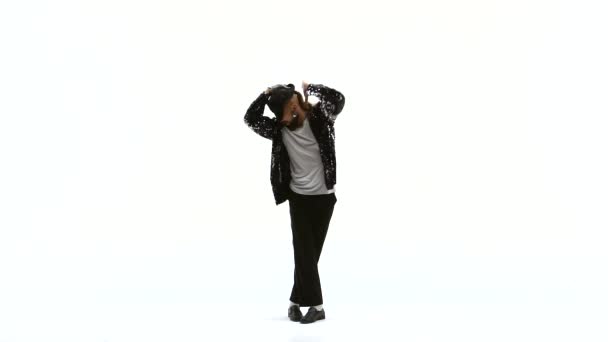 Ung stilren tonåring visar danssteg som Michael Jackson. Isolerad över vit bakgrund. Närbild, slow motion. — Stockvideo