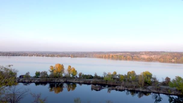 Visión general del río en el que flota la barcaza de carga. Paisaje otoñal — Vídeos de Stock