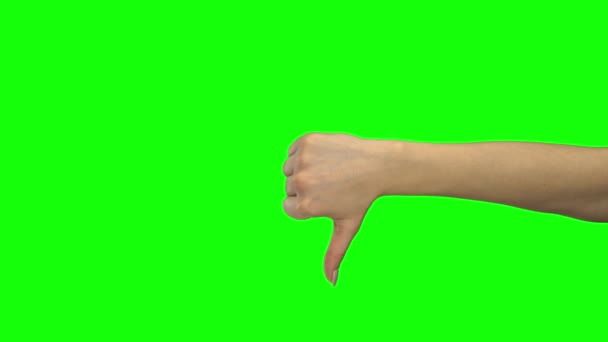 Hand van het vrouwtje met duim naar beneden. Groen scherm. Sluiten. — Stockvideo