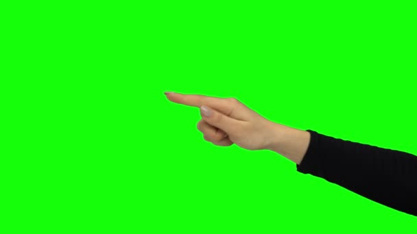 Женская рука указывает на две точки. Зеленый экран. Закрыть — стоковое видео