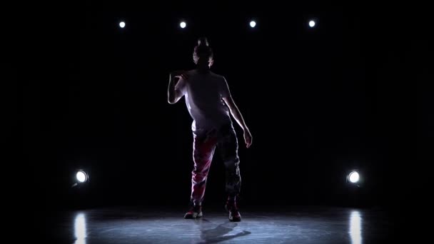 Adolescente en ropa casual bailan improvisando en estudio negro. Rey haciendo movimientos. Competencias creativas . — Vídeo de stock